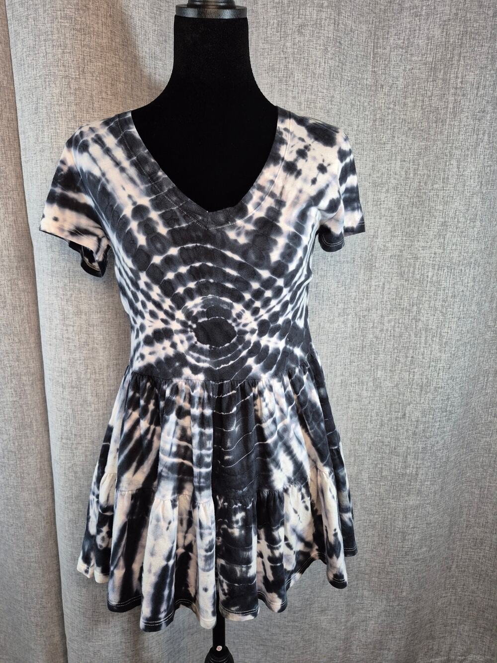 Sapphire Size 0 Black White Tie Dye Babydoll Tunic Top V-Neck Cap Sleeve Boho